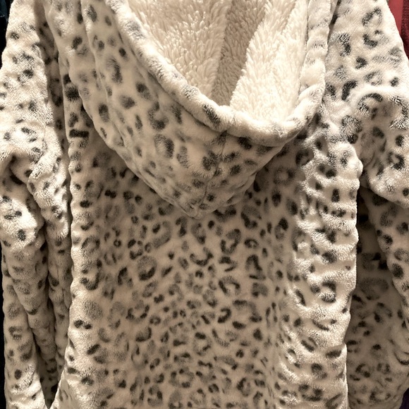 Super Soft Girls White Leopard Pullover size 10/12 - Picture 2 of 3